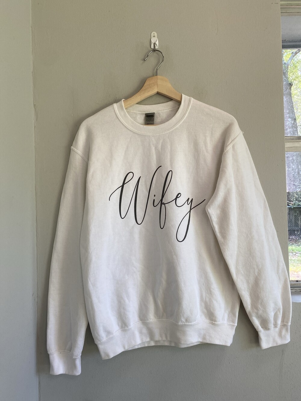 Gildan Women's White Wifey Script Crewneck Sweatshirt S